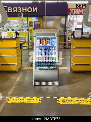 Novorossijsk, Russland - 29. Mai 2022: Gekühlte Schaukiste mit Mineralwasser in der Einkaufshalle im Supermarkt. Großer Lenta-Laden in Russland Stockfoto