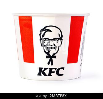 Chisinau, Moldau 01. September 2021: Ein Eimer KFC-Huhn. Ursprünglich Kentucky Fried Chicken, gegründet von Harland Sanders, dem Fast-Food-Restaurant Stockfoto