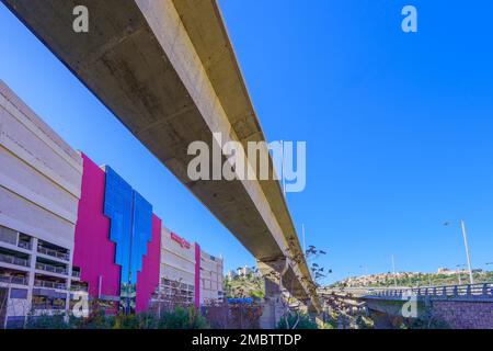 Haifa, Israel - 20. Januar 2023: Blick auf die Grand Canyon Mall und eine erhöhte Autobahn (Ausfahrt Carmel Tunnels) in Haifa, Israel Stockfoto