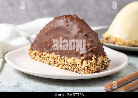 Schokoladen-Bananenkuchen. Malaga-Kuchen mit Banane im Inneren, Schokolade und Haselnuss draußen auf einem Steinhintergrund. Schließen Stockfoto