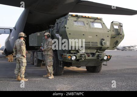 Soldaten des 3-157. Artilleriebataillons und Flugzeuge des 386. Air Expeditionary Wing bereiten sich darauf vor, ein M142 High Mobility Artillery Rocket System (HIMARS) während einer Notfallübung (EDRE) auf eine Boeing C-17 Globemaster III zu laden. Stockfoto