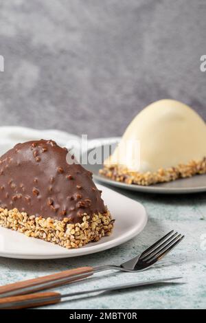 Schokoladen-Bananenkuchen. Malaga-Kuchen mit Banane im Inneren, Schokolade und Haselnuss draußen auf einem Steinhintergrund. Schließen Stockfoto