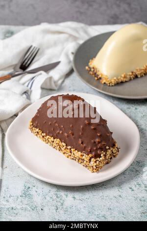 Schokoladen-Bananenkuchen. Malaga-Kuchen mit Banane im Inneren, Schokolade und Haselnuss draußen auf einem Steinhintergrund. Schließen Stockfoto