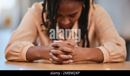 Hände zusammen, Business und schwarze Frau müde, Stress und überarbeitet mit Burnout, psychische Gesundheit und Mitarbeiter mit Angst. Afroamerikanische Frau Stockfoto
