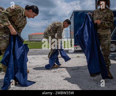 Flugzeuge, die der 6. Medical Group zugeteilt wurden, zogen während einer Tauchtour mit der 6. Maintenance Group am MacDill Air Force Base, Florida, 22. Mai 2022 Overalls an. Während der Tour führte medizinisches Personal den tatsächlichen Betrieb Wartung Flugzeuge ertragen täglich und helfen ihnen, die physischen Schwierigkeiten zu verstehen, die sie bei der Ausübung ihrer Aufgaben erleiden. Stockfoto