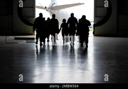 Die der 6. Medical Group (MDG) zugeteilten Flugzeuge besuchen die Brennstoffzellenanlage während einer Tauchtour auf dem Luftwaffenstützpunkt MacDill, Florida, 22. Mai 2022. Die Tauchtour half den MDG-Mitarbeitern zu verstehen, warum bestimmte Verletzungen im Dienst auftreten, und gab Aufschluss darüber, wie man vorbeugende medizinische Versorgung für MacDills Betreuer und Verteidiger etablieren kann, sodass sie leichter für den Dienst verfügbar sind. Stockfoto