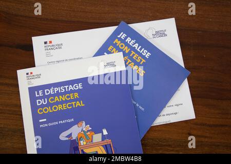 Bordeaux , Aquitaine France - 01 18 2023 : Screening Darmkrebs-Testkit Praxisleitfaden zum eigenständigen Heimtest Stockfoto