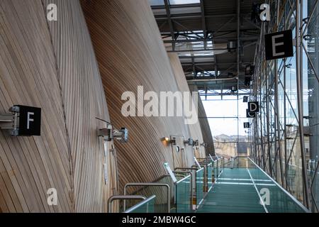 Bordeaux , Aquitaine France - 01 18 2023 : Gerichtssaal in einem futuristischen Gerichtsgebäude in der französischen Stadt Bordeaux Stockfoto