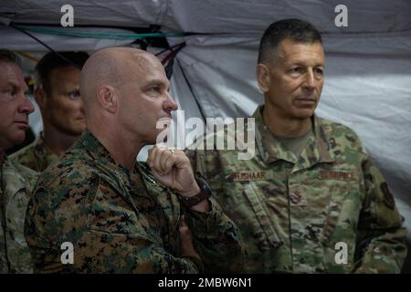 General David Bellon, Leutnant, Commander of Marine Forces Reserve and Marine Forces South und Major General David Weishaar, Adjutant General of Kansas National Guard, hört sich am 22. Juni 2022 einen kurzen Bericht über die Übung Gunslinger 22 in Salina, Kansas an. Training Gunslinger 22 ist eine gemeinsame Kansas Air National Guard und U.S. Übung des Marine Corps, um die gemeinsame Kontrolle und Ausbildung von Flugzeugen für potenzielle Notfallsituationen unter realen Bedingungen zu verbessern. Stockfoto