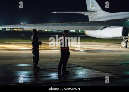 Mitglieder des Dienstes, die der 34. Aircraft Maintenance Unit zugeteilt sind, führen vor dem Flug Kontrollen an einem B-1B Lancer auf der Andersen Air Force Base, Guam, durch, bevor sie an einer Bomber Task Force Mission mit der Royal Australian Air Force am 22. Juni 2022 teilnehmen. Missionen der Bomber Task Force bieten die Möglichkeit, gemeinsam mit unseren Verbündeten und Partnern zu trainieren, um Interoperabilität aufzubauen und unsere kollektive Fähigkeit zu stärken, ein freies und offenes Indo-Pazifik zu unterstützen. Stockfoto