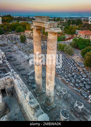 Blick auf die Drohne über den Tempel des Apollo in der antiken Stadt Didyma bei Sonnenaufgang in Didim, Türkei Stockfoto