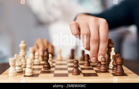 Schach ist wie Übung für den Verstand. Ein unbekannter Mann, der zu Hause Backgammon spielt. Stockfoto