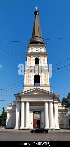 ODESSA, UKRAINE - 16. JUNI 2019: Dies ist der Glockenturm der heiligen Konfigurationskathedrale. Stockfoto