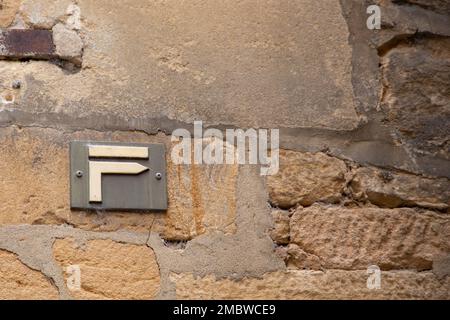 Farbiges gelbes Schild mit Markierung für Wanderwege und Wanderwege Pfad in Mauersteinen Stockfoto