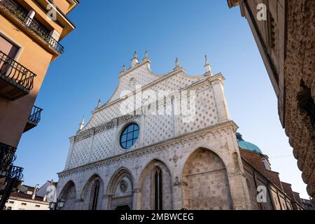 Die gotische Fassade der Vicenza-Kathedrale und Gable oder Cattedrale di Santa Maria Annunziata werden auch als Duomo di Vicenza in Veneto, Italien, bezeichnet Stockfoto