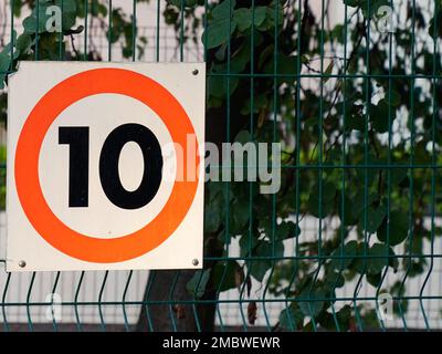 10 km/h Geschwindigkeitsbegrenzung 10mph Auto km/h Straßenschild auf der Straße Stadt auf der Stadtstraße Stockfoto