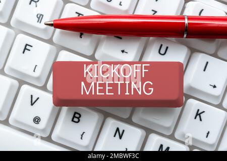 Schreiben mit Text Kickoff Meeting. Internet-Konzept Spezielle Diskussion über die am Projekt beteiligten Rechtvorschriften Stockfoto