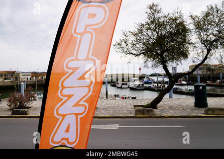 Orangefarbenes Schild mit Pizzafahne aus Italien an der Fassade außerhalb des Textes für Trattoria Restaurant Stockfoto