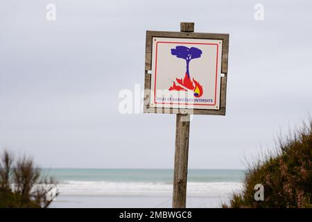 Keine offenen Grillfeuer Verbotenes Verbrennen Symboltext übersetzen in französischen Feux Grills interdit in hölzernen Paneelen Outdoor Park Übereinstimmung mit Flammenbaum Stockfoto