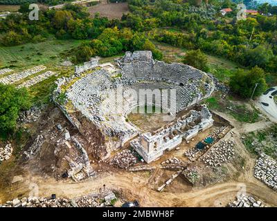 Blick auf die Ruinen und Gräber von Tlos, eine antike lykische Stadt in der Nähe der Stadt Seydikemer, Mugla, Türkei. Stockfoto