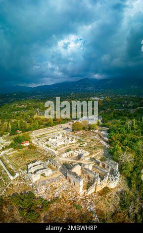 Blick auf die Ruinen und Gräber von Tlos, eine antike lykische Stadt in der Nähe der Stadt Seydikemer, Mugla, Türkei. Stockfoto