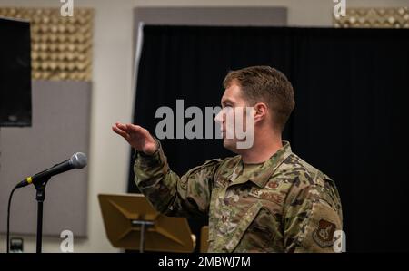 Tech. Sergeant Nicholas Ciardelli, USA Air Force Band vom Pacific Bandsman, diskutiert seine täglichen Übungstechniken während eines virtuellen Fachexpertenaustauschs mit der philippinischen Air Force Band am 22. Juni 2022. Mehr als 75 Personen besuchten die SMEE, einige wenige Mitglieder kamen aus den USA Band des Goldenen Westens aus dem Luftwaffenstützpunkt Travis. Sie waren dabei, Instrumente der USA zu erweitern Die Air Force Band des Pazifiks hat keine Posaune, Flöte, Horn usw. Stockfoto