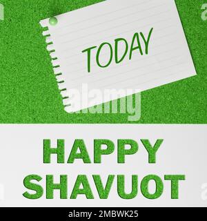 Text mit Inspiration Happy Shavuot. Geschäftsansatz jüdischer Feiertag zum Gedenken an die Enthüllung der zehn Gebote Stockfoto