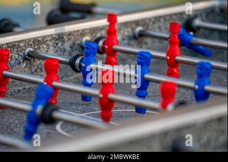 Fußballtisch im Freien, um mit roten und blauen Spielern Fußball zu spielen, Nahaufnahme Stockfoto