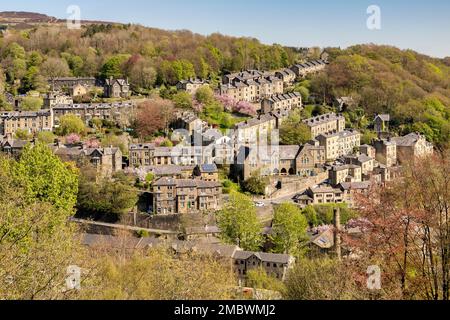 29. April 2022: Hebden Bridge, West Yorkshire, Großbritannien - Sonnentag im Frühling, mit Blick auf die terrassenförmig angelegten Häuser der wunderschönen alten Mühlenstadt. Üppig und Stockfoto