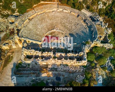 Ruinen der antiken Stadt Myra in Demre, Türkei Luftaufnahme von oben Foto von der Drohne. Stockfoto