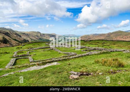 Die Überreste der römischen Festung in Mediobogdum, Hardknott Pass, Cumbria, mit Blick auf Eskdale. Stockfoto