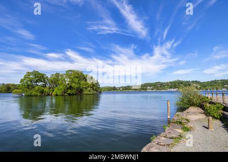 Windermere von der Fähranlegestelle bei Far Sawrey Richtung Bowness-on-Windermere im Frühling. Stockfoto