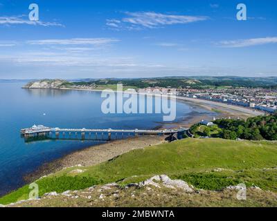 Llandudno Bay, mit dem Pier und Little Orme's Head, aus Great Orme's Head. Stockfoto