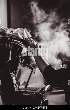 Eine coole schwarz-weiße Kaffeemaschine Stockfoto