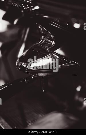 Eine coole schwarz-weiße Kaffeemaschine Stockfoto