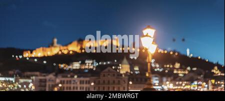 Tiflis, Georgien Panoramasicht Auf Die Uneinnehmbare Festung Narikala. Night Boke Bokeh Verschwommen Alte Festung Narikala In Der Altstadt Von Stockfoto