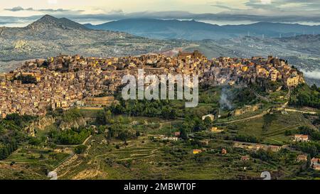 Panoramablick auf das sizilianische Dorf Calascibetta mit Bergen und grüner Landschaft. Die historische arabische Stadt befindet sich auf dem Hügel. Calascibetta, Enna Stockfoto