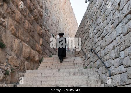 Ein ultraorthodoxer jude geht auf dem Berg Zion außerhalb der Altstadt von Jerusalem Israel Stockfoto