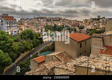 Luftaufnahme der Stadt mit der Kirche und dem Kloster Santa Maria del Gesù di Montesalvo und dem Obelisken von Enna, dem Geographischen Zentrum von Sizilien. Enna Stockfoto