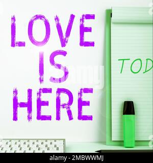 Inspiration mit dem Zeichen „Liebe ist da“. Ein Wort über romantische Gefühle, reizende Emotionen, positive Expression Care Joy Stockfoto