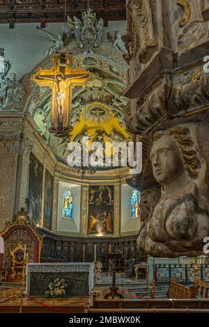 Hauptaltar, Kruzifix und Detail der Kanzel in der Kathedrale von Enna. Dekorationen und Stuckdecken im Barockstil. Enna, Sizilien, Italien, Europa Stockfoto