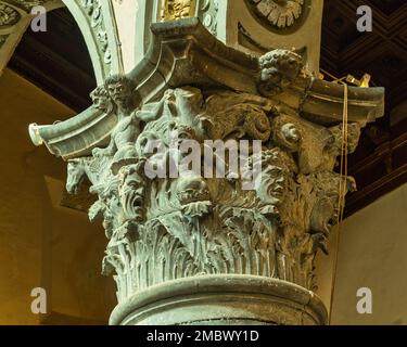 Die korinthische Hauptstadt der Säulen, die die Seen der Kathedrale von Maria Santissima della Visitazione in Enna abgrenzen. Enna, Sizilien, Italien, Europa Stockfoto