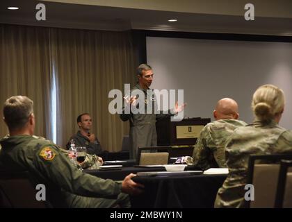 Generalmajor Bryan P. Radliff, Befehlshaber der Luftwaffe 10., spricht während der vom 20. Bis 23. Juni in Fort Worth, Texas, stattfindenden jährlichen Veranstaltung zur Überprüfung von Management und Führungsqualitäten der Befehlshaber und Kommandochefs Seniorenführer der 11 unterstellten Flügel und sechs direkt unterstellten Einheiten an. Im Mittelpunkt der dreitägigen Sitzung stand die Verbreitung von Informationen von 10. leitenden Führungskräften der AF an Befehlshaber und Chefs zu verschiedenen Themen, darunter Budgetierung, Rekrutierungsprobleme und Umstrukturierung der Streitkräfte. Stockfoto