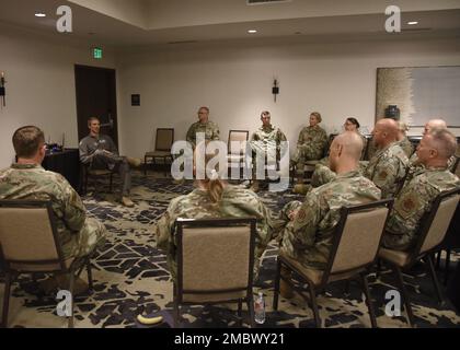 Generalmajor Bryan P. Radliff, Befehlshaber der Luftwaffe 10., spricht während der vom 20. Bis 23. Juni in Fort Worth, Texas, stattfindenden jährlichen Veranstaltung zur Überprüfung von Management und Führungsqualitäten der Befehlshaber und Kommandochefs Seniorenführer der 11 unterstellten Flügel und sechs direkt unterstellten Einheiten an. Radliff setzte sich mit den Kommandochefs und leitenden Führungskräften zusammen, um sich über die Herausforderungen zu informieren, die in ihren Einheiten aufgetreten sind. Stockfoto