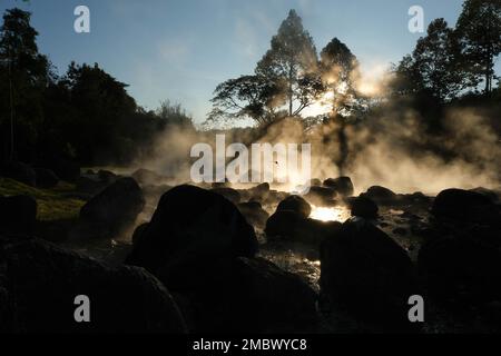 Heiße Quellen und Nebel in Thailand mit Morgensonne. Morgenatmosphäre im Chae Son Nationalpark, natürliche heiße Quelle, Lampang Provinz, Thailand. Stockfoto