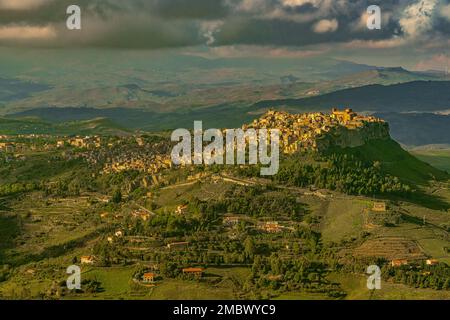 Panoramablick auf das sizilianische Dorf Calascibetta mit Bergen und grüner Landschaft. Die historische arabische Stadt befindet sich auf dem Hügel. Calascibetta, Enna Stockfoto