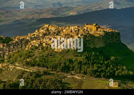 Panoramablick auf das sizilianische Dorf Calascibetta mit Bergen und grüner Landschaft. Die historische arabische Stadt befindet sich auf dem Hügel. Calascibetta, Enna Stockfoto