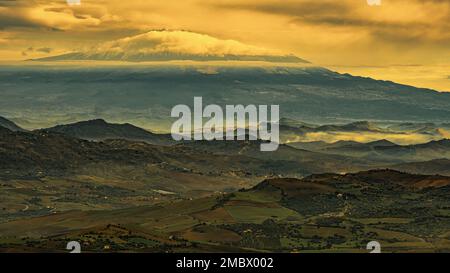 Farbenfroher Sonnenuntergang auf dem Ätna-Vulkan von der Enna belvedere. Sizilien, Italien, Europa Stockfoto