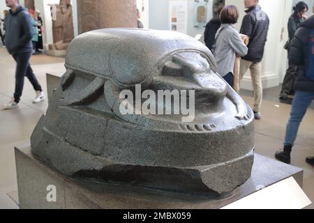 Alte kolossale ägyptische Skulptur mit Skulpturen, die wahrscheinlich Khepri, 3. Oder 2. Jahrhundert v. Chr., im British Museum, London, Großbritannien, repräsentiert Stockfoto