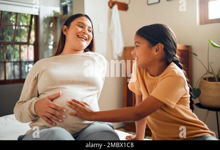 Familie, Baby und schwangere Mutter zu Hause mit aufgeregtem, fröhlichem und fröhlichem Lächeln eines Kindes, das den Bauch berührt. Indische mutter und Kind warten auf Geschwister und Stockfoto